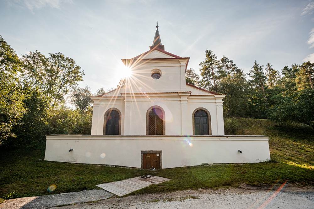 Poutní kaple sv. Jáchyma a Anny: Klidné útočiště v srdci Prácheňska